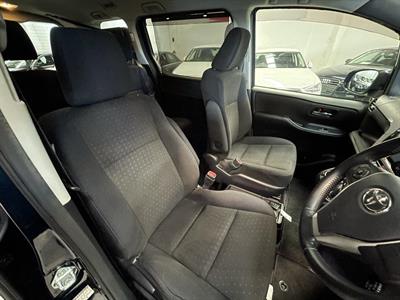 2014 Toyota VOXY - Thumbnail
