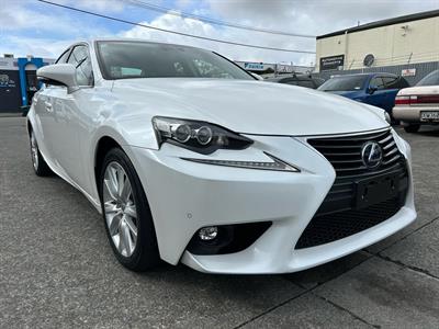 2016 Lexus IS 300H - Thumbnail